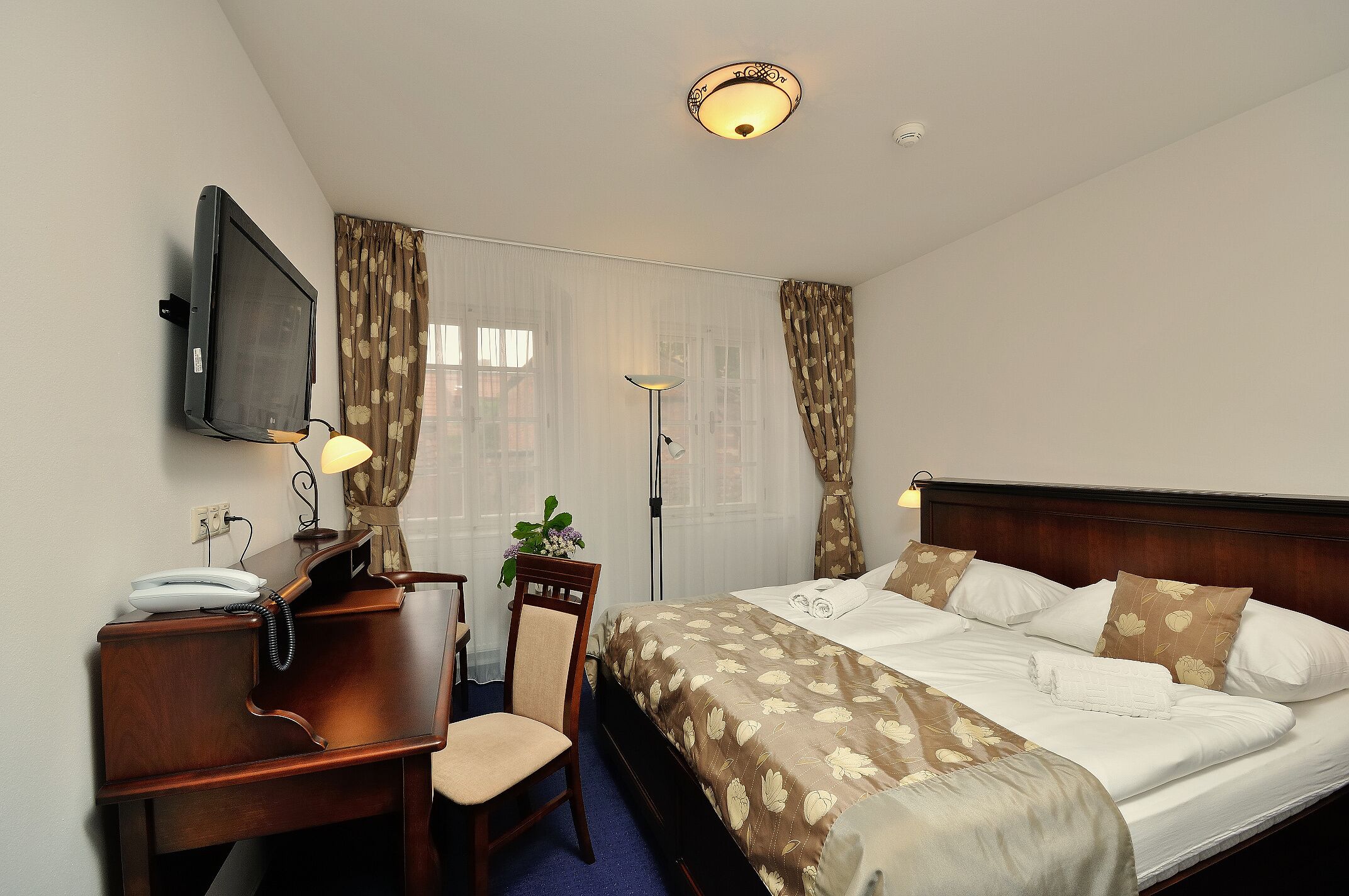 double room | 1 bedroom, premium bedding, minibar, in-room safe