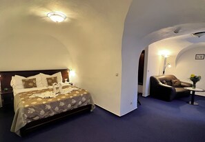 Double Room | 1 bedroom, premium bedding, minibar, in-room safe