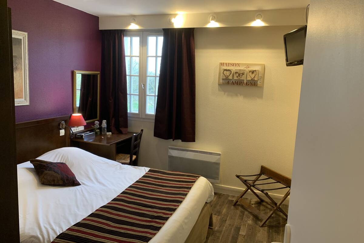 double room | 2 bedrooms, individually decorated, individually furnished, desk