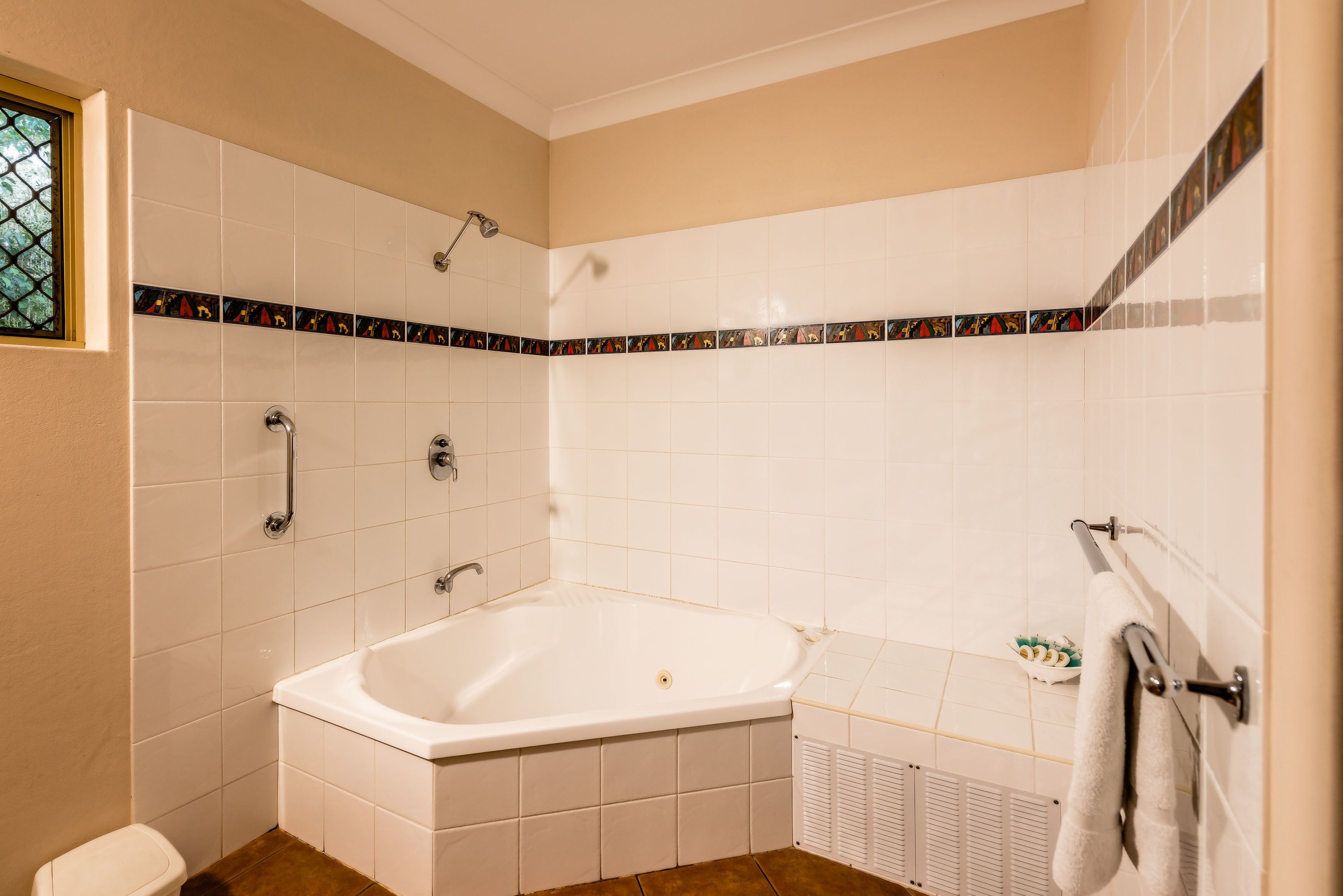 Une salle de bain avec une baignoire, des toilettes et une douche.