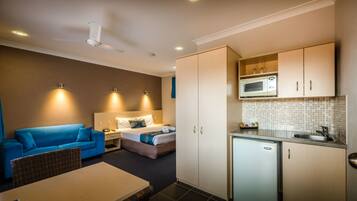 Quarto luxo, 1 cama Queen | Cozinha americana privada | Geladeira, micro-ondas, cafeteira/chaleira, chaleira elétrica