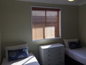 Departamento, 2 habitaciones | Ropa de cama de alta calidad, camas con pillow-top y escritorio