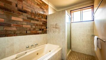 Apartamento, 2 quartos | Banheiro | Produtos de toalete grátis, secador de cabelo, toalhas de banho