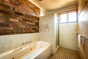 Apartment, 2 Bedrooms | Bathroom | Free toiletries, hair dryer, towels