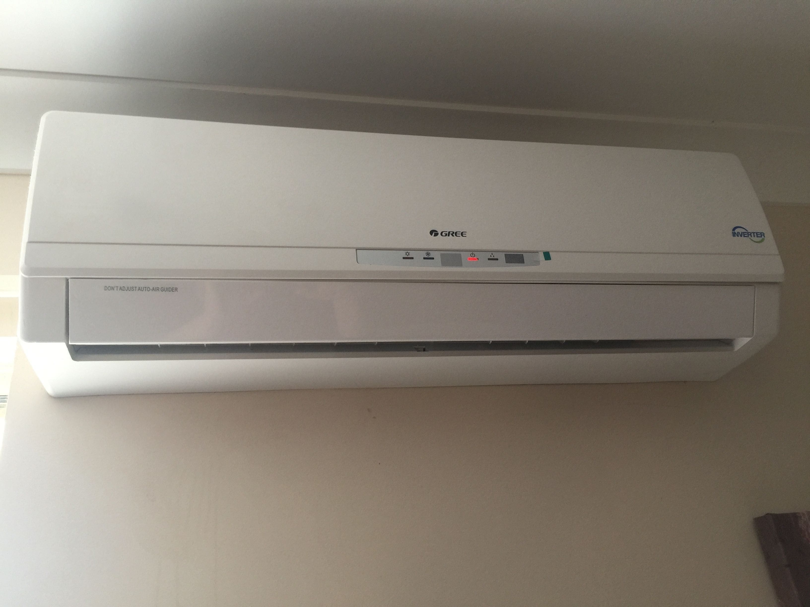 Een witte Gree inverter airconditioner bevestigd aan een muur.