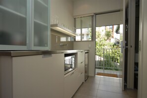 Gác, 1 giường cỡ king | Bếp nhỏ riêng | Tủ lạnh, lò vi sóng, dụng cụ pha cà phê/trà 