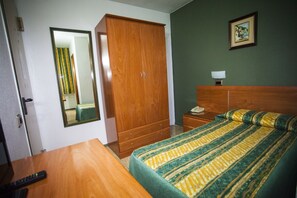Single Room | Desk, iron/ironing board, free cribs/infant beds, rollaway beds