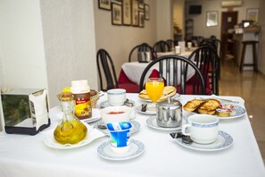 Tägliches kontinentales Frühstück gegen Gebühr