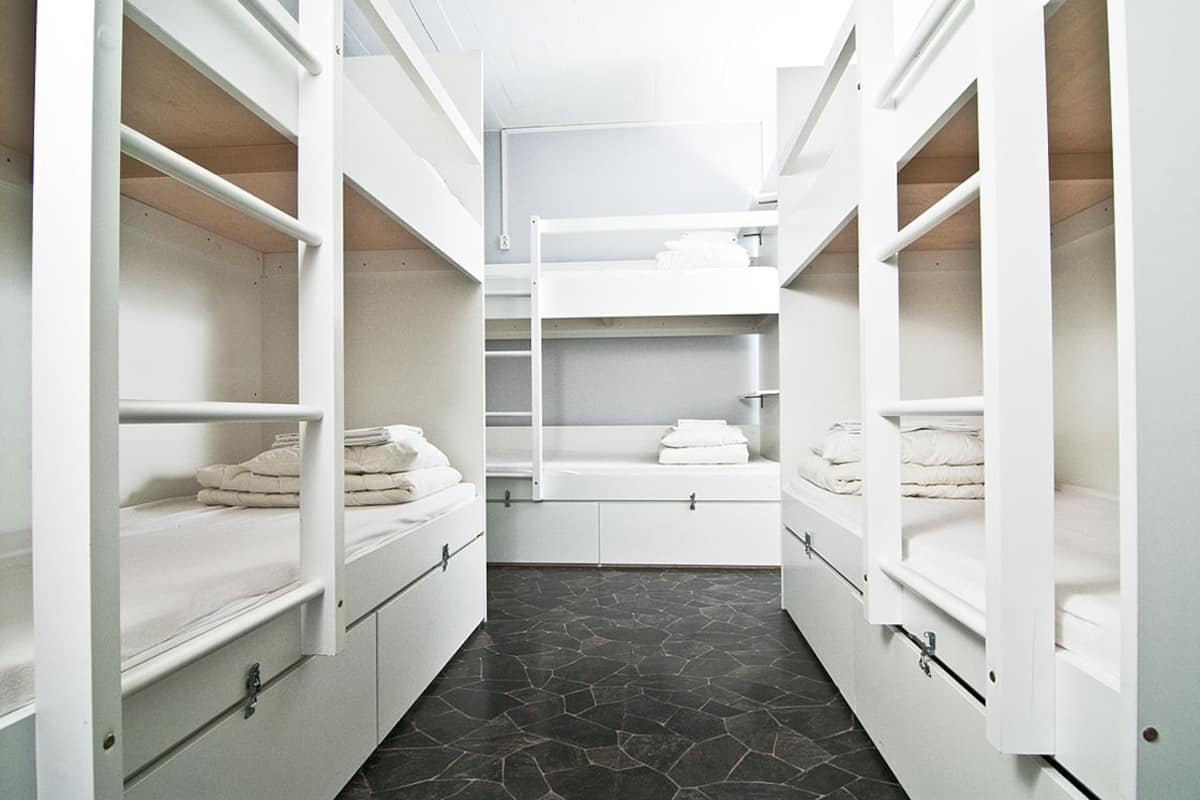 Ropa de cama hipoalergénica y tabla de planchar con plancha