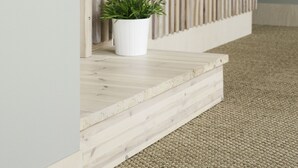 Una pared de madera con una planta en maceta sobre un pedestal de madera.