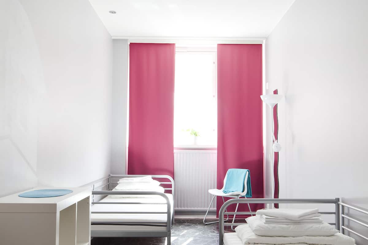Ropa de cama hipoalergénica y tabla de planchar con plancha