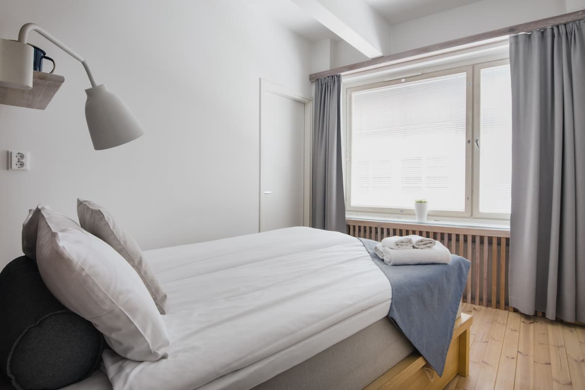 Ropa de cama hipoalergénica y tabla de planchar con plancha