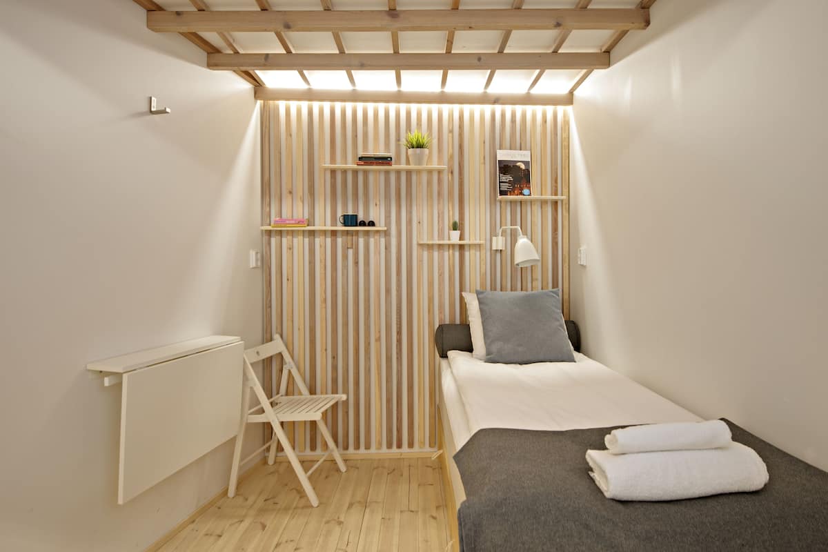 Ropa de cama hipoalergénica y tabla de planchar con plancha