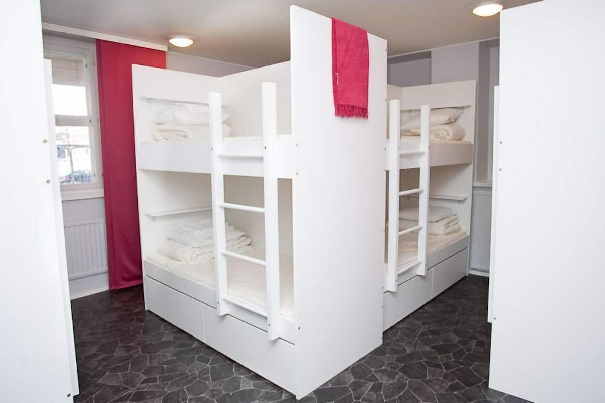 Ropa de cama hipoalergénica y tabla de planchar con plancha