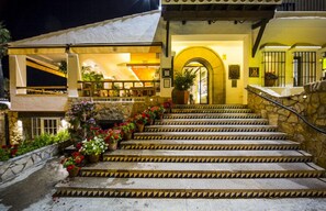 Front of property - evening/night - Hostería del Mar Peñíscola (Peniscola)