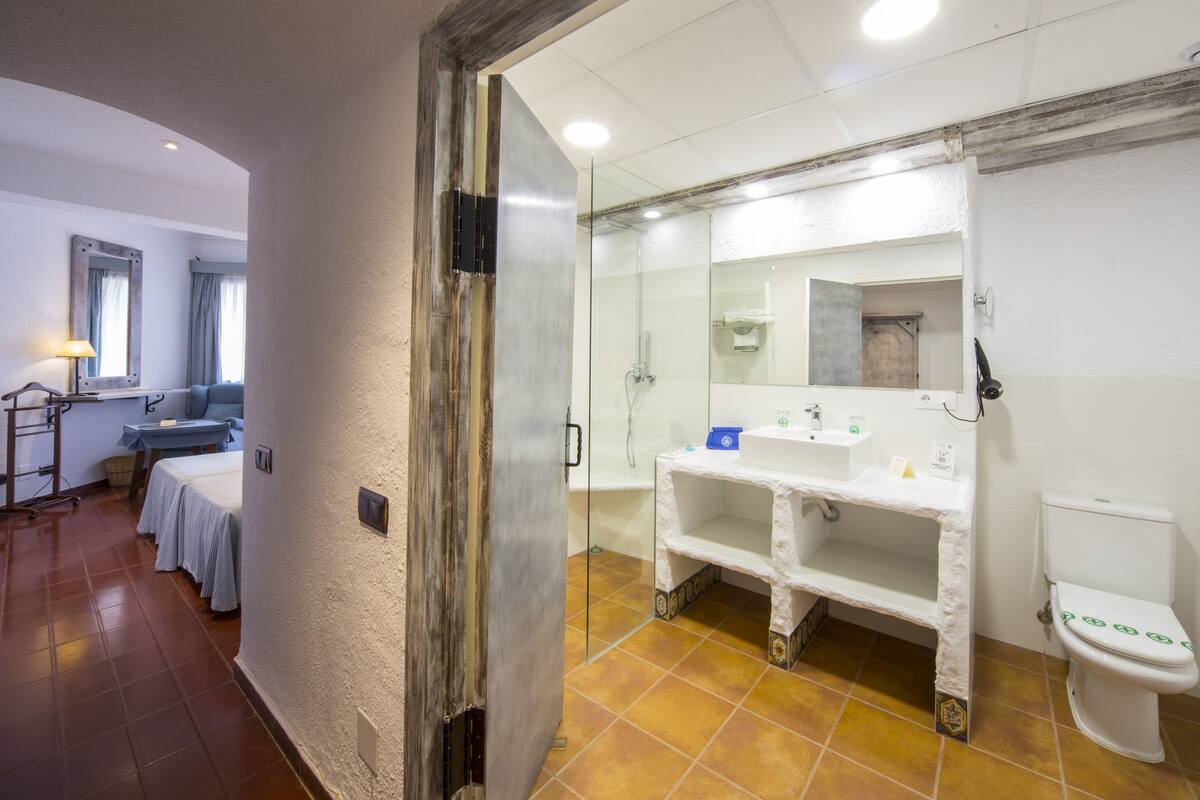 Economy Double Room, Ground Floor | Minibar, in-room safe, desk, soundproofing