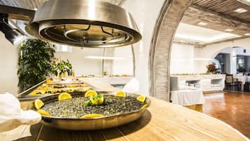 Ontbijt, serveert lunch, diner, Mediterrane gerechten, stranduitzicht