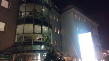 Fassade der Unterkunft â Abend/Nacht