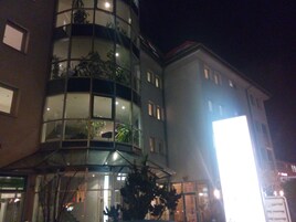 Fachada da propriedade à noite