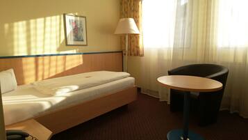 Single Room | Premium bedding, memory foam beds, desk, iron/ironing board