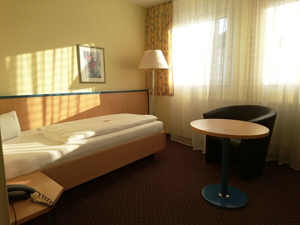 Single Room | Premium bedding, memory foam beds, desk, iron/ironing board