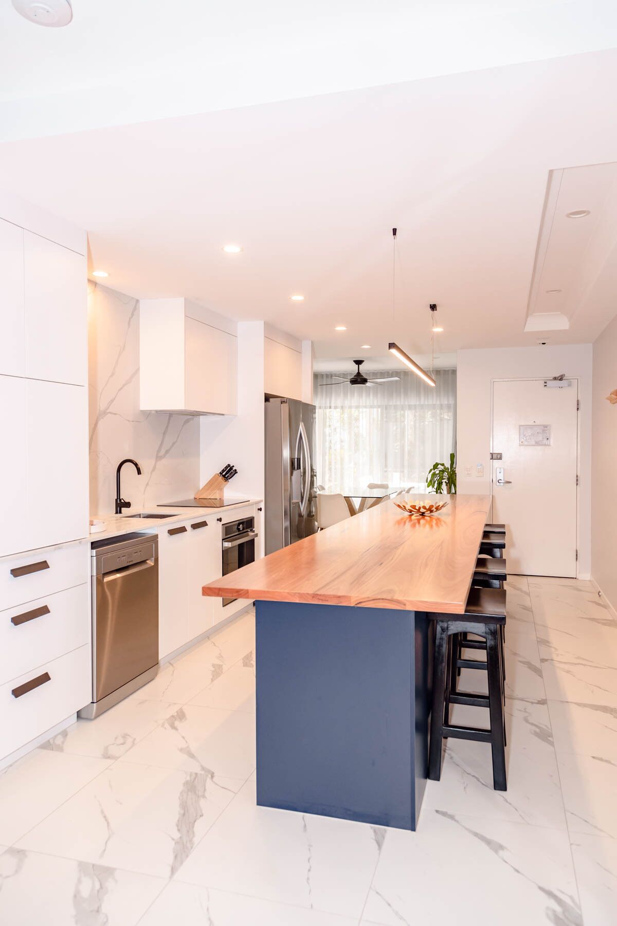 Full-sized fridge, microwave, oven, stovetop