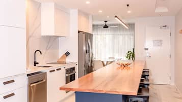 Full-sized fridge, microwave, oven, stovetop