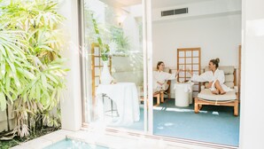 Spa-alue, jossa on lasiseinä, pieni uima-allas ja oleskelualueita.