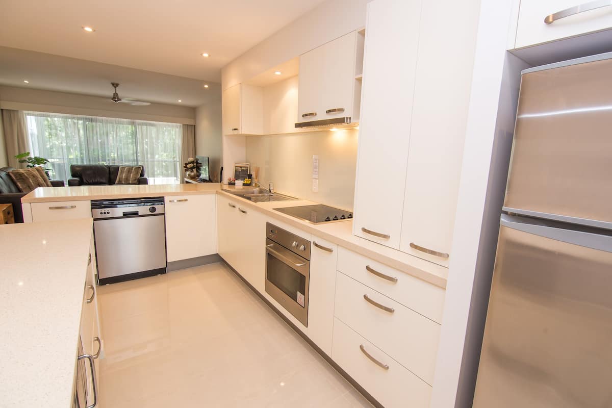 full-sized fridge, microwave, oven, stovetop