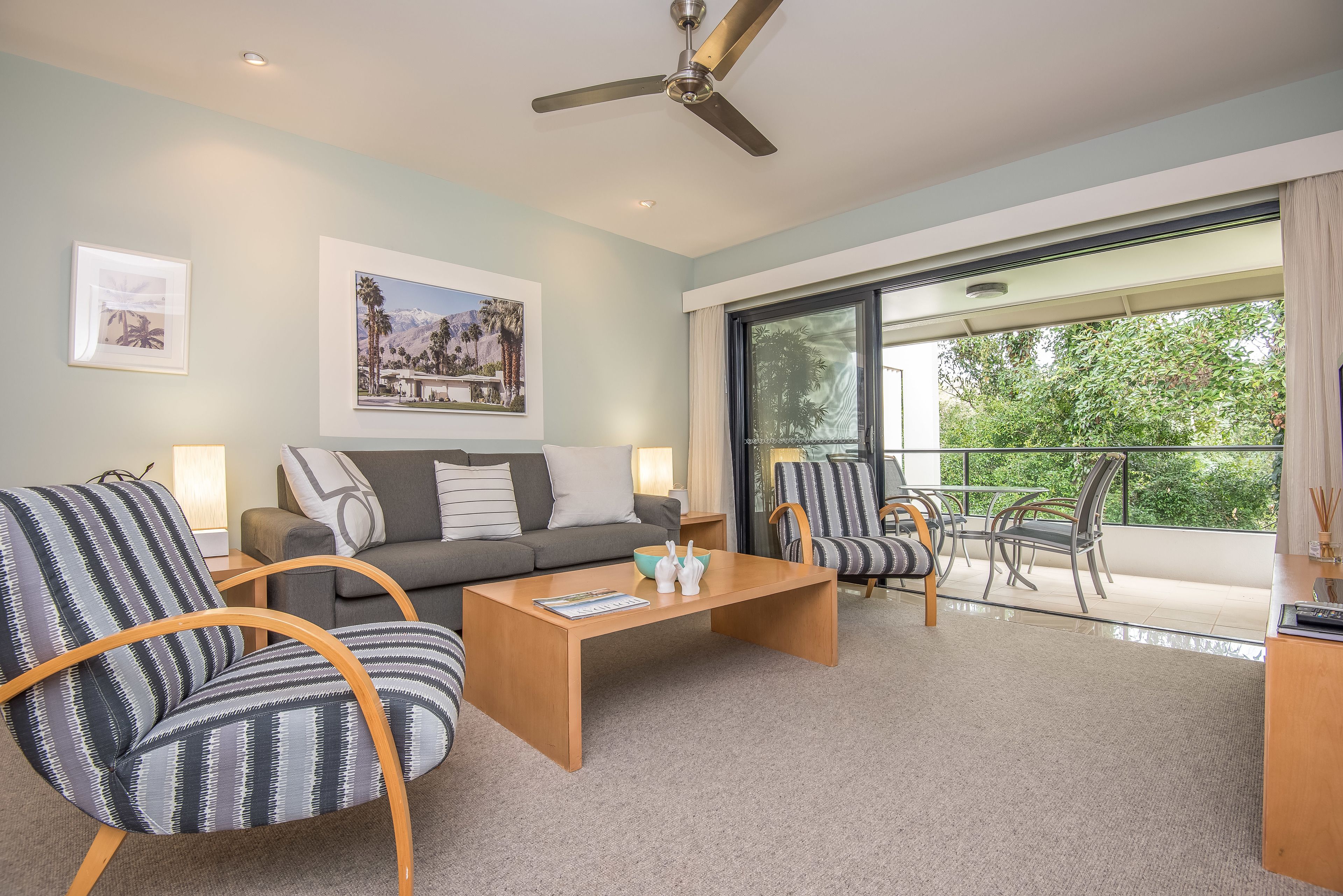 stay and dine	 | living room | lcd tv