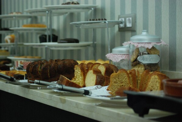A buffet with various food items and serving utensils. - El Abuelo de la Cachava (Marina de Cudeyo)