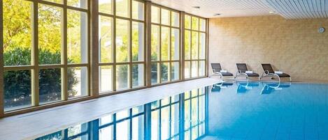 Una piscina cubierta, una piscina al aire libre