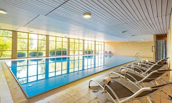Una piscina cubierta, una piscina al aire libre