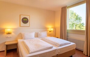 1 kamar tidur, seprai antialergi, brankas, dan didekorasi berbeda-beda