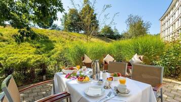 Breakfast, lunch, dinner served; Regional cuisine