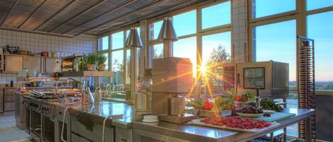 Breakfast, lunch, dinner served; Regional cuisine