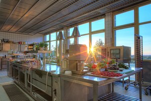 Se sirven desayunos, almuerzos, cenas y cocina regional 