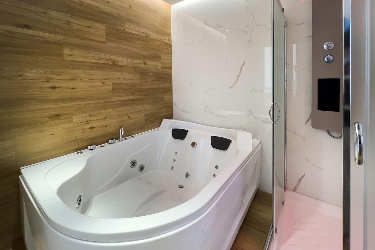 superior room, 1 king bed, hot tub | bathroom | jetted bath, free toiletries, hair dryer, bidet