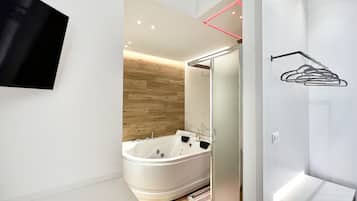 Superior Room, 1 King Bed, Hot Tub | 1 bedroom, premium bedding, down comforters, Select Comfort beds