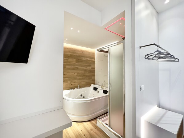 Superior Room, 1 King Bed, Hot Tub