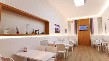 TĂ€gliches FrĂŒhstĂŒcksbuffet (5 EUR pro Person)