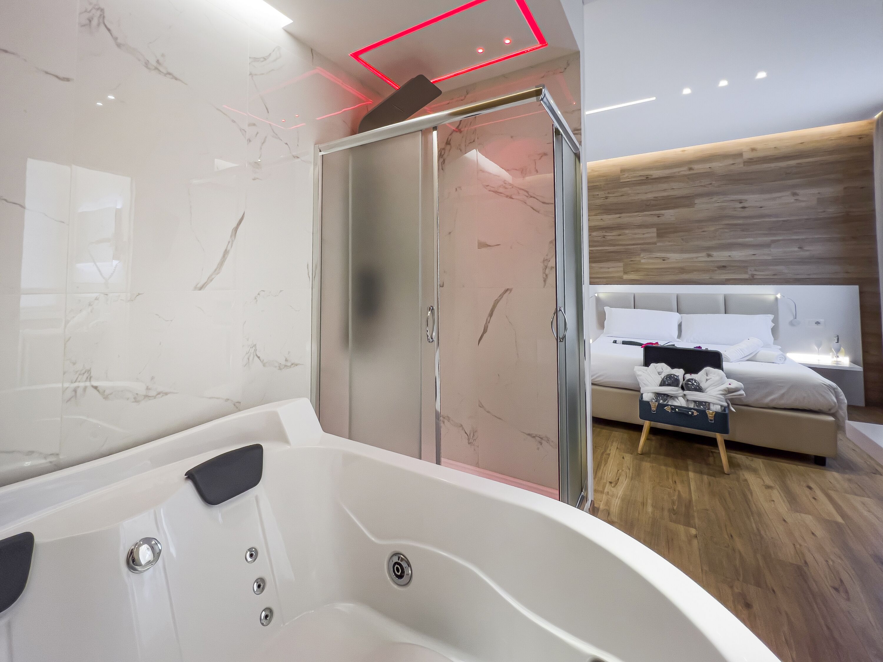 superior room, 1 king bed, hot tub | room amenity