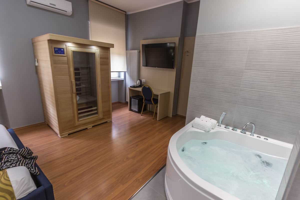 honeymoon room, jetted tub (sauna) | 1 bedroom, premium bedding, down duvets, select comfort beds