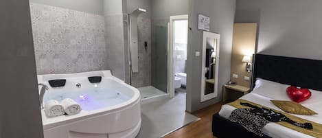 ハネムーン ルーム ジェットバス (sauna) | 1 室のベッドルーム、高級寝具、羽毛の掛け布団、セレクト コンフォート製ベッド