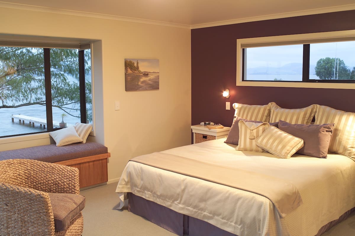 Hughie's Mallard Room, Lakeside