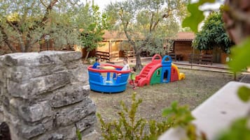 Área de juegos infantiles al aire libre