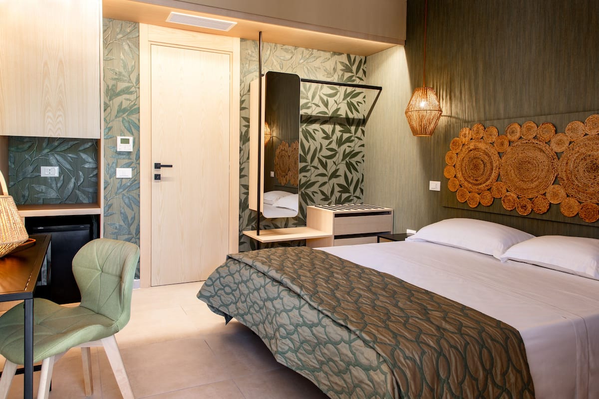 Deluxe Room | 1 bedroom, in-room safe, desk, soundproofing