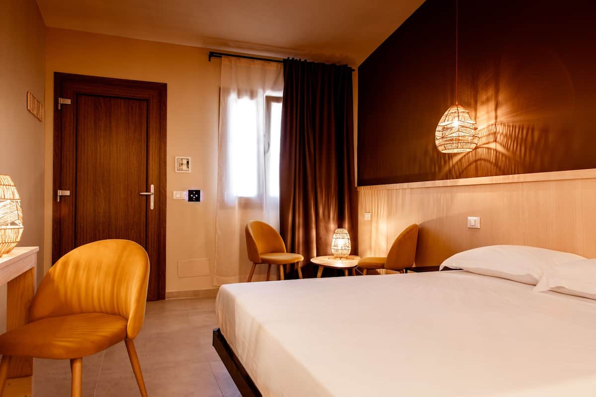 Junior Suite | 1 bedroom, in-room safe, desk, soundproofing