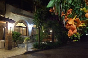 Front of property – evening/night - Albergo Il Giardino (Ischitella)