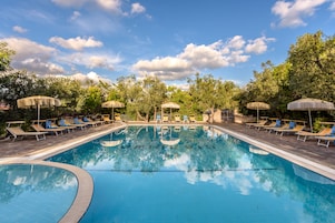 Piscina externa, funciona das 9h às 19h, guarda-sóis, espreguiçadeiras